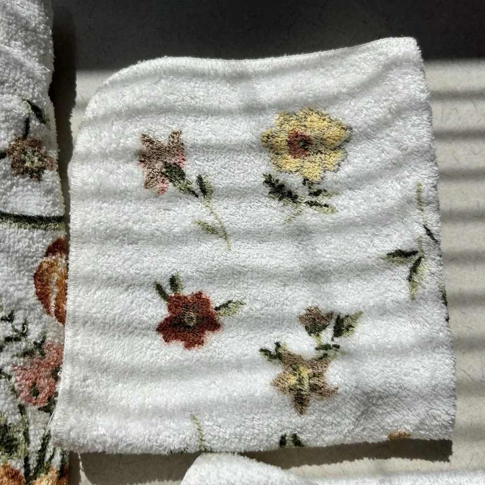 vintage cannon bath towels Lot. 5 brown and yellow floral. New.‎ Never used.